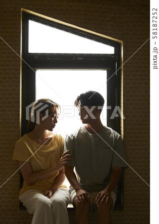 カップル　ムーディーイメージ 58187252