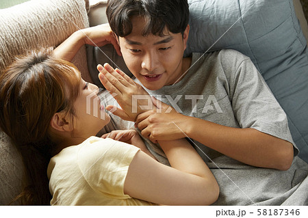 カップル　ライフスタイル　 58187346