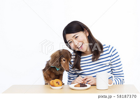 30代女性とミニチュアダックスフンド 58187370