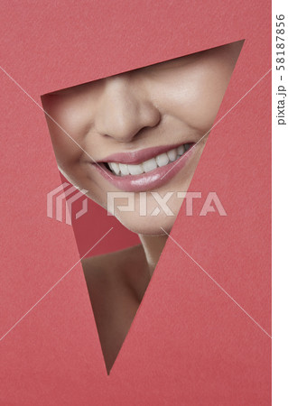 女性　紙　アート 58187856