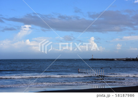 江の島東浜水平線に浮かぶ雲 江の島東浜水平線に浮かぶ雲 58187986