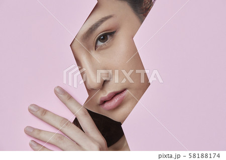 女性　紙　アート 58188174