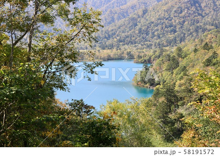 紅葉の始まったオコタンペ湖・北海道三大秘湖 58191572