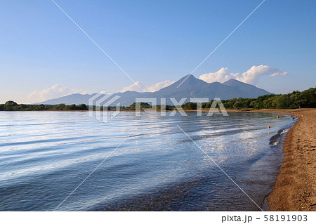 猪苗代湖と磐梯山（福島県・猪苗代町） 58191903