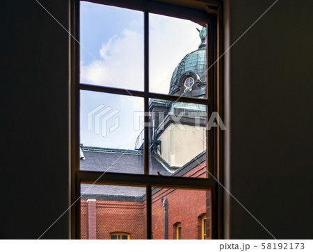 レトロガラス越しのレンガ造りの建物 レトロガラス越しのレンガ造りの建物 58192173