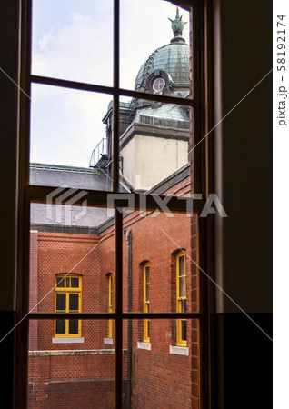 レトロガラス越しのレンガ造りの建物 58192174