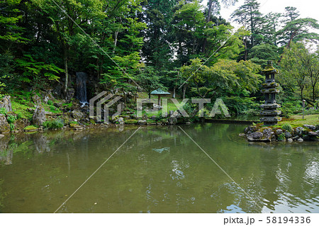 兼六園　瓢池　翠滝と海石塔 58194336
