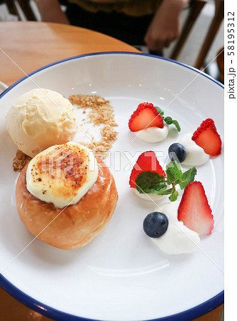bun with vanilla cream stuffed and ice cream 58195312