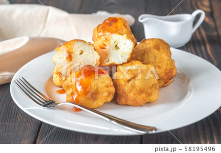 Fried cauliflower coated in batter 58195496