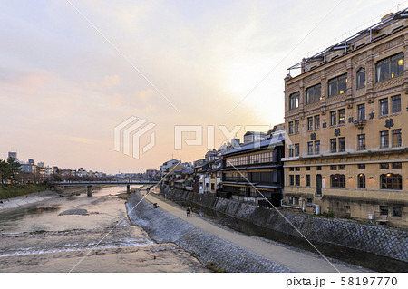京都・鴨川・夕暮れ・四条大橋からの眺め 58197770