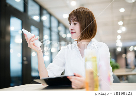 コスメの商品企画を担当する若い女性 58199222