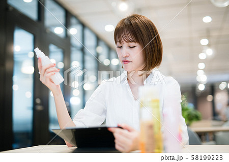 コスメの商品企画を担当する若い女性 58199223
