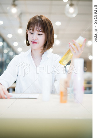 コスメの商品企画を担当する若い女性 58199228