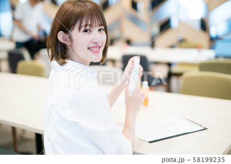 コスメの商品企画を担当する若い女性 58199235