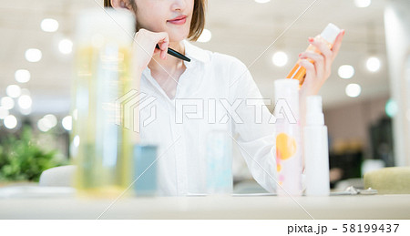 コスメの商品企画を担当する若い女性 58199437