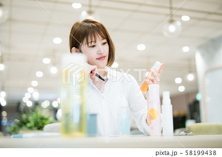 コスメの商品企画を担当する若い女性 58199438