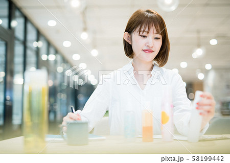 コスメの商品企画を担当する若い女性 コスメの商品企画を担当する若い女性 58199442