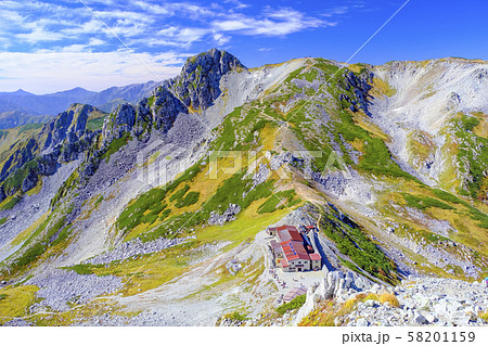 雄山登山道から龍王岳と山小屋 58201159