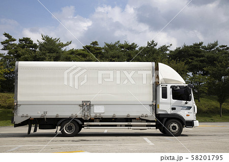 トラック 貨物車 道路 58201795