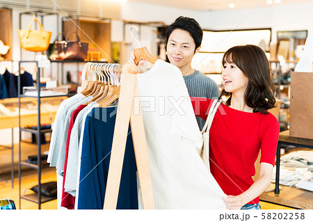 女性 ショッピング 買い物 ショッピングモール 買い物客の写真素材