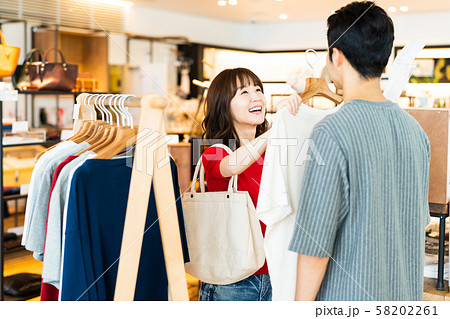 女性　ショッピング　買い物　ショッピングモール　買い物客 58202261
