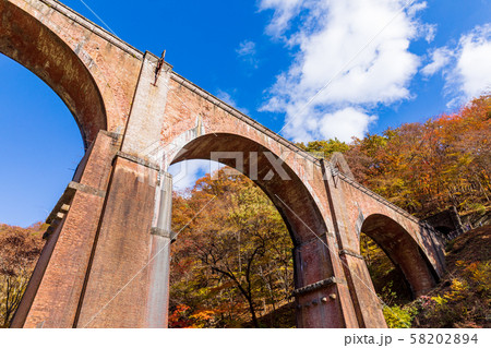 紅葉　群馬県めがね橋の風景　秋 58202894