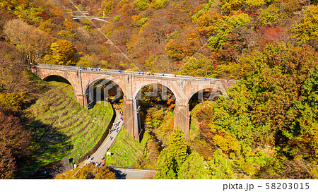 空撮　紅葉　群馬県めがね橋の風景　秋 58203015