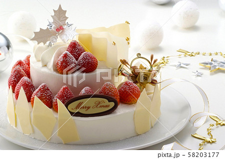 食品 ケーキ 洋菓子 クリスマス クリスマスケーキ ホワイトケーキ イチゴ フルーツケーキ 食べ物の写真素材