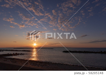 新潟市　関屋浜からの夕景 58205148