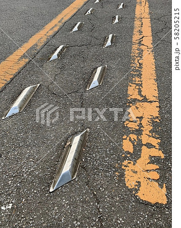 道路・減速用突起物/The speed humps on the road 58205215
