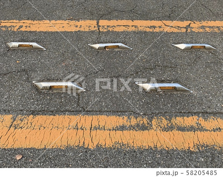 道路・減速用突起物/The speed humps on the road 道路・減速用突起物/The speed humps on the road 58205485