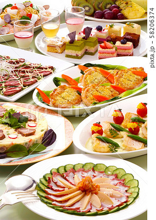 ブッフェ　料理　料理集合　ディナー　ランチ　パーティー料理　食品　食べ物　洋食　デザート　果物　 58206374
