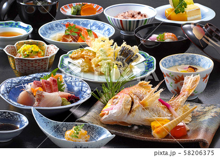 和食　日本料理　和御膳　懐石料理　和懐石　料理　食べ物　食品　日本食　鯛塩焼き　刺身　天ぷら　 58206375