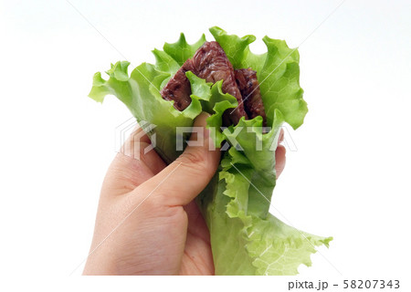 肉　焼肉　焼肉の食べ方イメージ　焼肉の野菜手巻き　牛肉　食事　食べ物　食べ方　焼肉の食べ方　 58207343