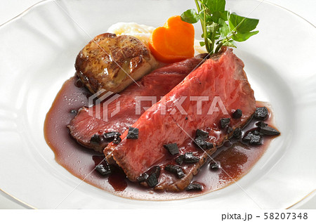 食べ物 食品 肉料理 フランス料理 ローストビーフ フォアグラ トリュフ 西洋料理 メインディッシュの写真素材