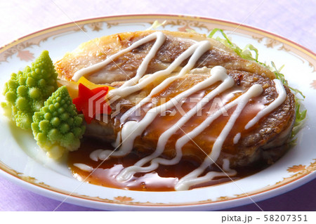 クリスマス 食事 食べ物 料理 ステーキ 肉ソテー ソテー 皿盛り 一品料理 クリスマスディナー の写真素材