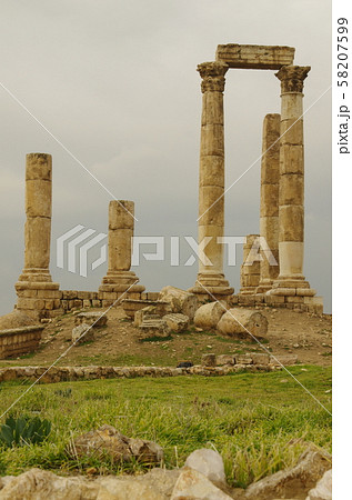 【ヨルダン】首都アンマン、アンマン城に並ぶ古い石柱 58207599