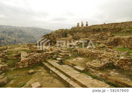 【ヨルダン】首都アンマン、アンマン城と遠くに見える石造りの住宅街 58207600