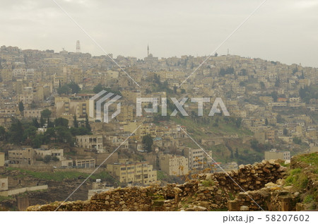 【ヨルダン】首都アンマン、アンマン城と遠くに見える石造りの住宅街 58207602