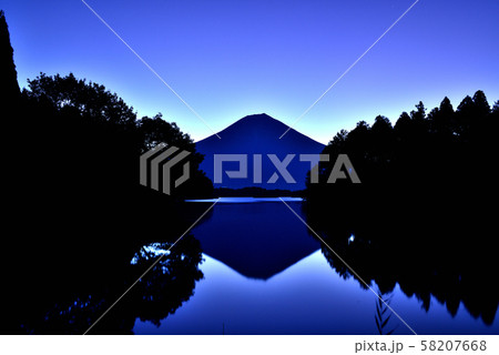 田貫湖 からの富士山 日の出前 58207668