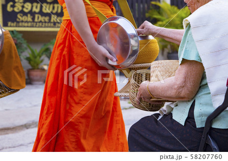 ルアンパバーンの托鉢 58207760