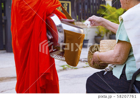 ルアンパバーンの托鉢 ルアンパバーンの托鉢 58207761