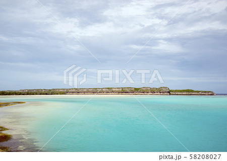 ニューカレドニア ロイヤルティ諸島 ウベア島 ムリの橋からレキンの絶壁を望む ニューカレドニア ロイヤルティ諸島 ウベア島 ムリの橋からレキンの絶壁を望む 58208027