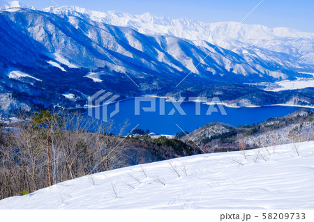 大町市・権現山から望む青木湖と北アルプス 58209733