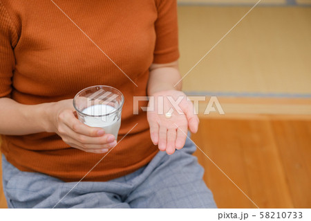 牛乳で薬を飲む女性 NG ダメ ダイエット 健康管理 飲み合わせ 牛乳で薬を飲む女性 NG ダメ ダイエット 健康管理 飲み合わせ 58210733