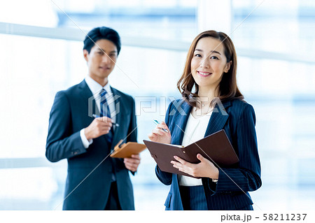 ビジネスイメージ　男性社員　女性社員　 58211237