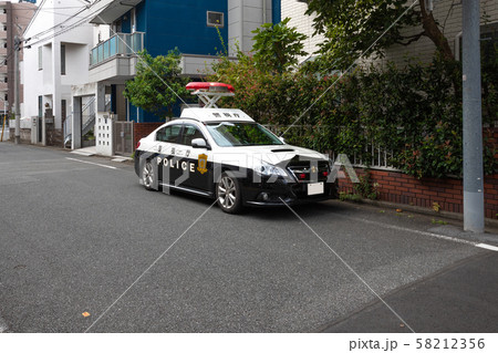 住宅街に路上停車中のパトカー 58212356