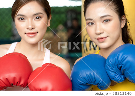 女性　スポーツ　ボクシング 58213140