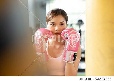 女性　スポーツ　ボクシング 58213177