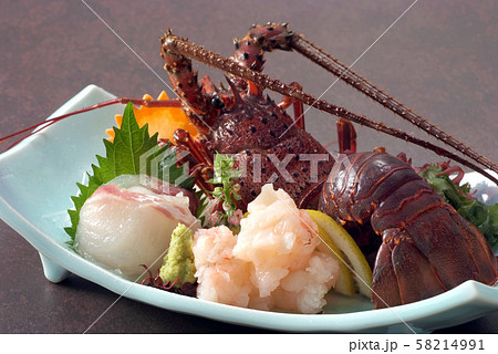 刺身　活き造り　伊勢海老　伊勢えびの活き造りと刺身盛り合わせ　甲殻類の雄　刺身の盛り合わせ　酒の肴　 58214991